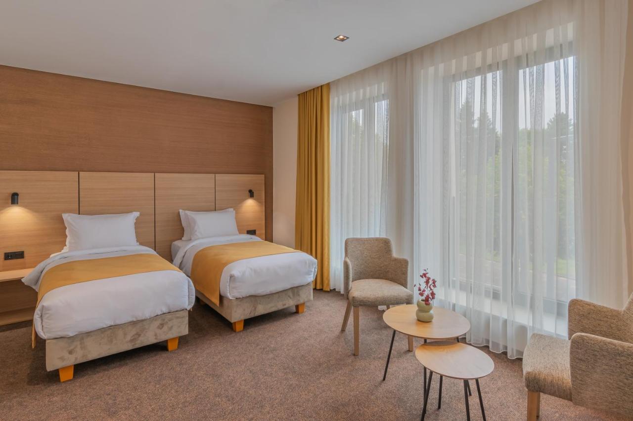 Hotel Osetia Garden Момчилград Экстерьер фото