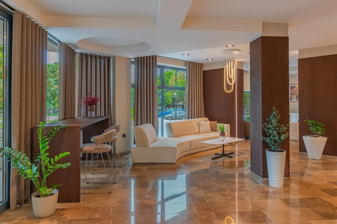 Hotel Osetia Garden Момчилград Экстерьер фото