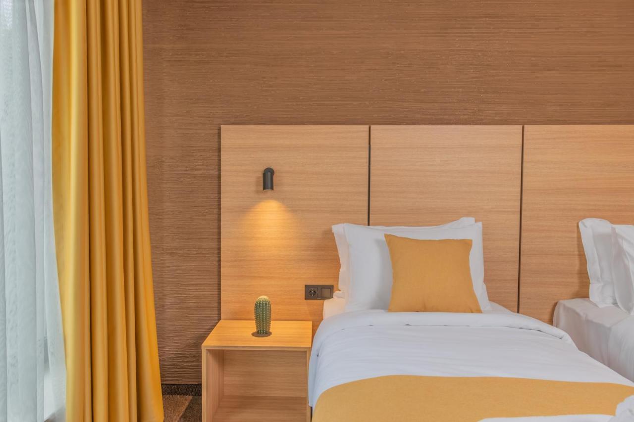 Hotel Osetia Garden Момчилград Экстерьер фото