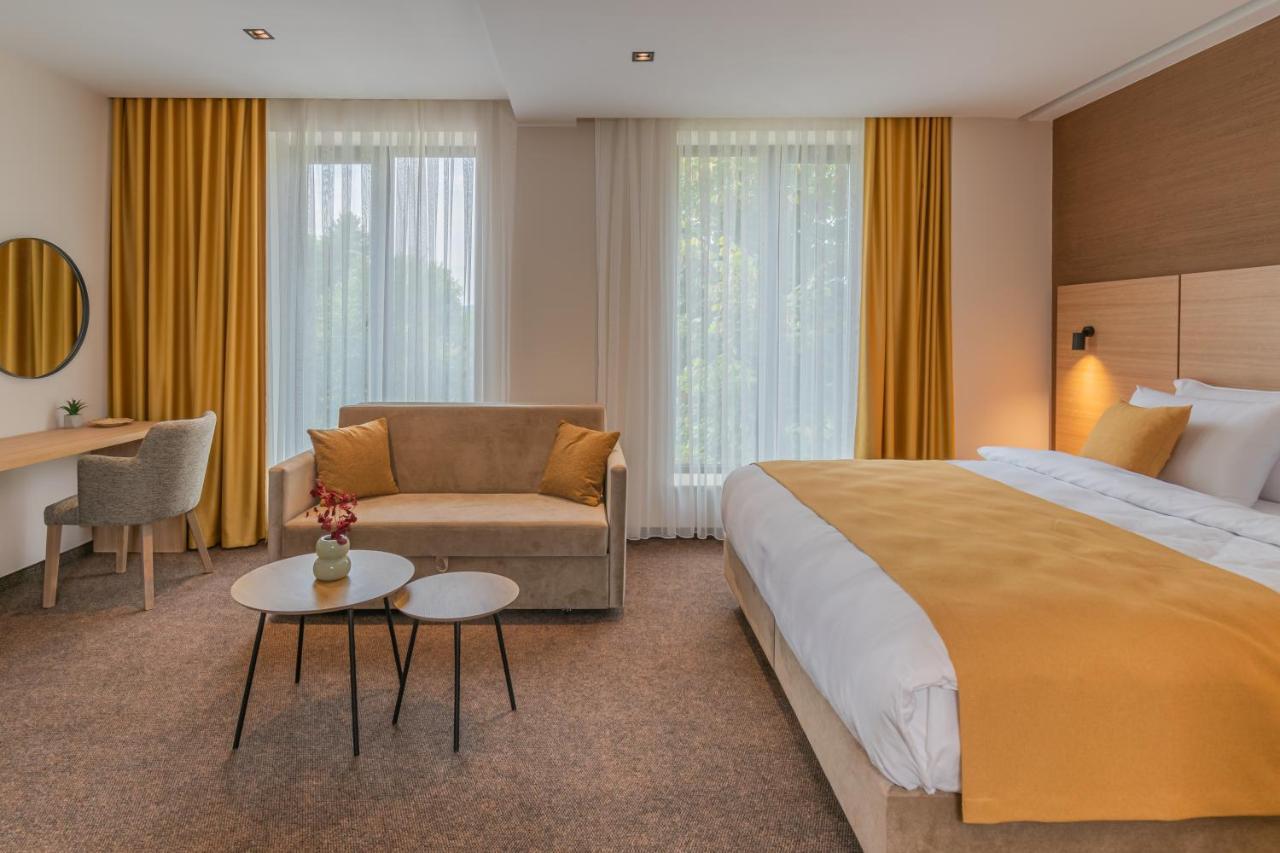 Hotel Osetia Garden Момчилград Экстерьер фото