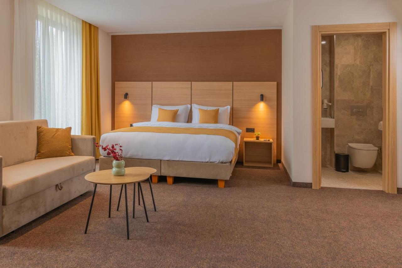 Hotel Osetia Garden Момчилград Экстерьер фото
