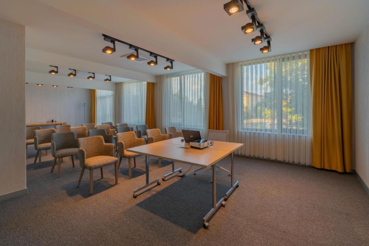 Hotel Osetia Garden Момчилград Экстерьер фото