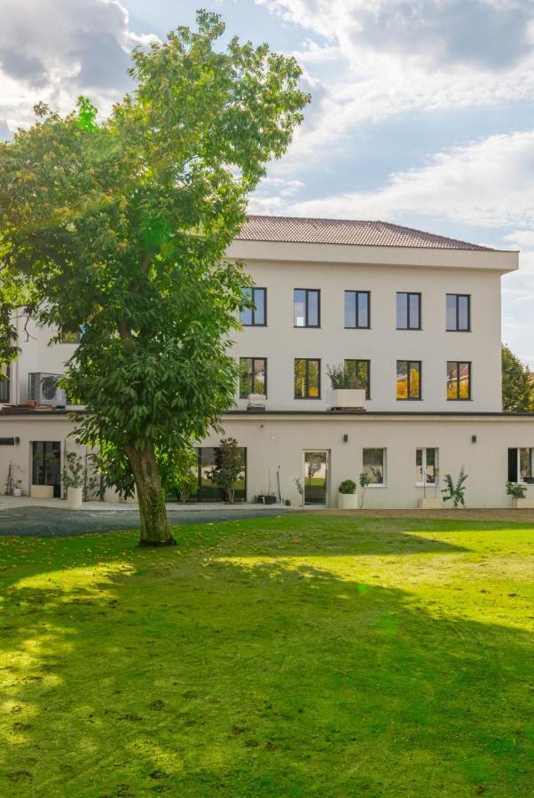 Hotel Osetia Garden Момчилград Экстерьер фото
